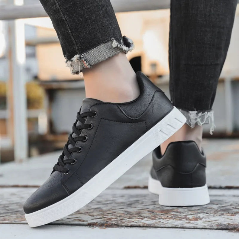 Hochwertige Leder-Herrenschuhe, klassisches Design, elegante schwarze Schuhe mit feiner Naht und gepolsterter Innensohle.