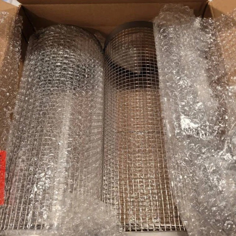 "Hochwertiger Metall Grillkorb mit ergonomischen Griffen für gleichmäßiges Garen auf Gas- und Holzkohlegrills."
