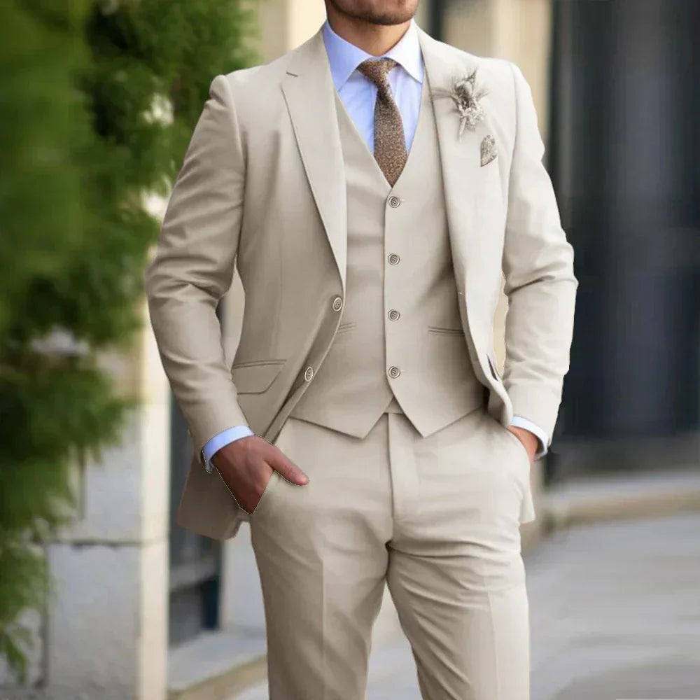 "Hochzeitsanzug Herren: Elegantes dreiteiliges Set mit Blazer, Weste & Hose, schlanker Schnitt, stilvoll dunkelblau."