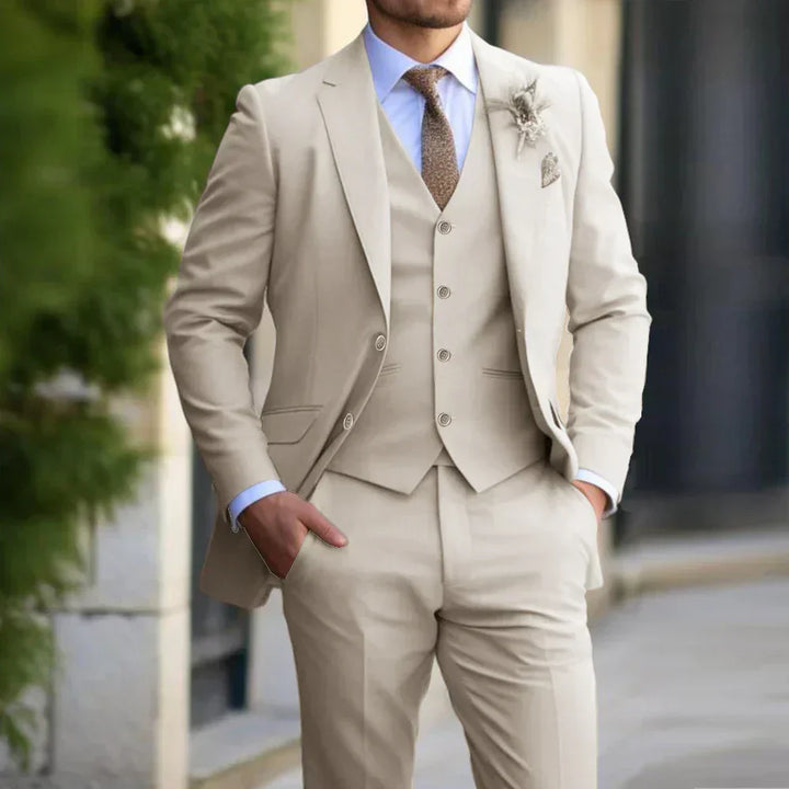 "Hochzeitsanzug Herren: Elegantes dreiteiliges Set mit Blazer, Weste & Hose, schlanker Schnitt, stilvoll dunkelblau."
