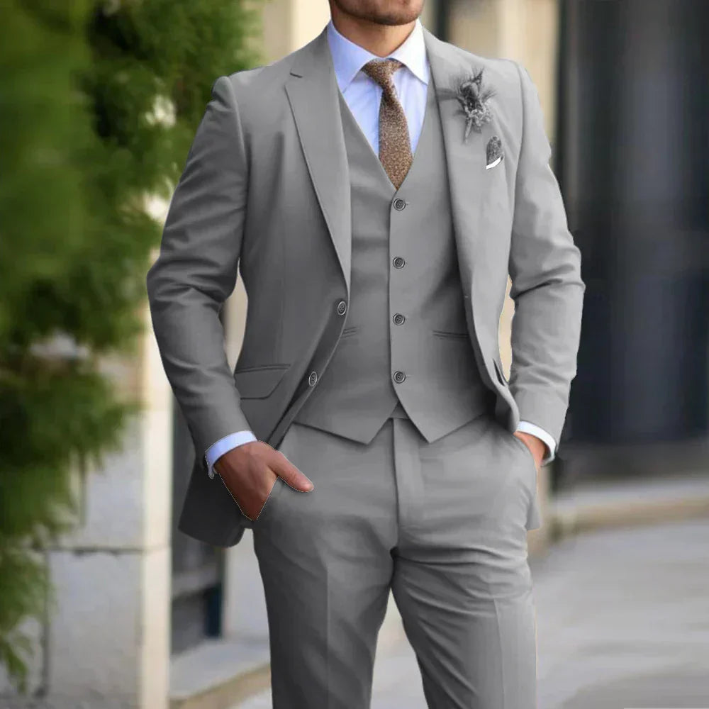 "Hochzeitsanzug Herren: Elegantes dreiteiliges Set mit Blazer, Weste & Hose, schlanker Schnitt, stilvoll dunkelblau."