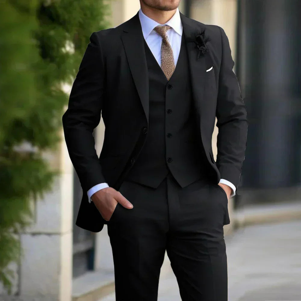 "Hochzeitsanzug Herren: Elegantes dreiteiliges Set mit Blazer, Weste & Hose, schlanker Schnitt, stilvoll dunkelblau."