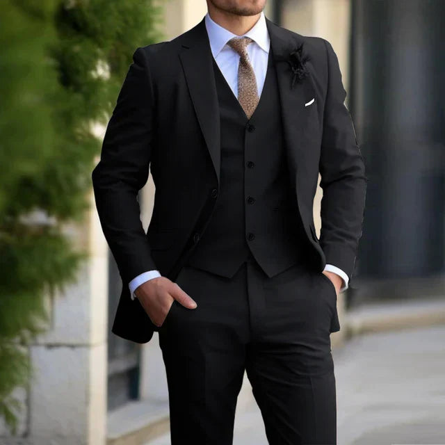 "Hochzeitsanzug Herren: Elegantes dreiteiliges Set mit Blazer, Weste & Hose, schlanker Schnitt, stilvoll dunkelblau."