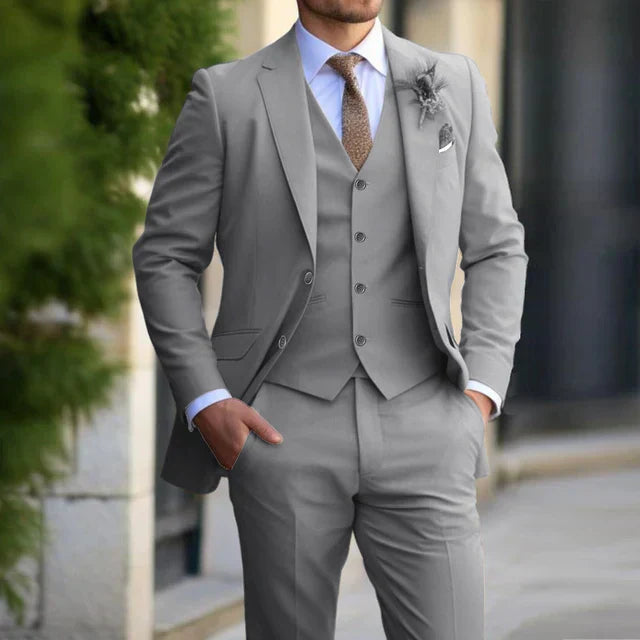 "Hochzeitsanzug Herren: Elegantes dreiteiliges Set mit Blazer, Weste & Hose, schlanker Schnitt, stilvoll dunkelblau."