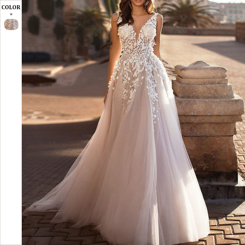 "Hochzeitskleid mit floralen Applikationen, schimmerndem Tüll und elegantem V-Ausschnitt für eine romantische Silhouette"