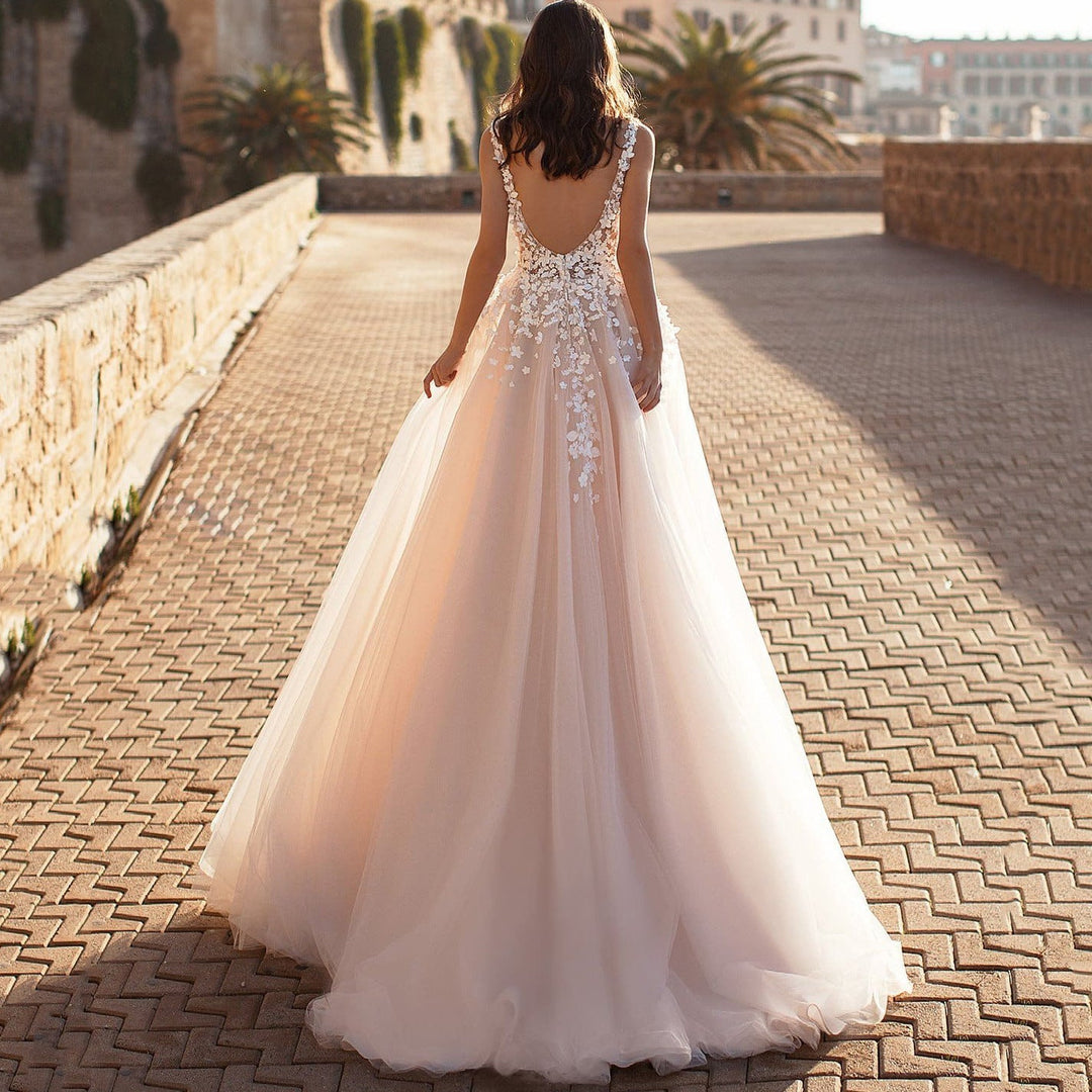 "Hochzeitskleid mit floralen Applikationen, schimmerndem Tüll und elegantem V-Ausschnitt für eine romantische Silhouette"