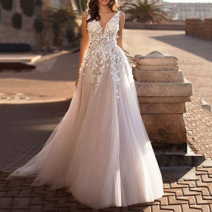 "Hochzeitskleid mit floralen Applikationen, schimmerndem Tüll und elegantem V-Ausschnitt für eine romantische Silhouette"