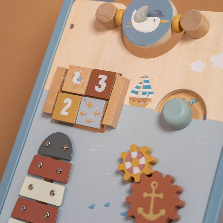 "Holz-Aktivitäts-Babywalker, unterstützt erste Schritte, bunte Spielstationen, robuste Bauweise, gummierte Räder, ideal ab 12