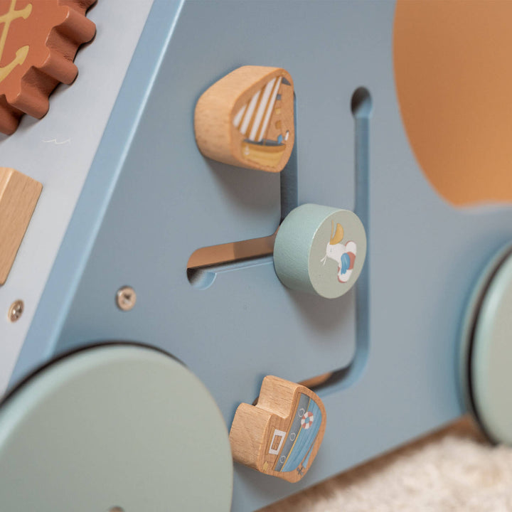 "Holz-Aktivitäts-Babywalker, unterstützt erste Schritte, bunte Spielstationen, robuste Bauweise, gummierte Räder, ideal ab 12