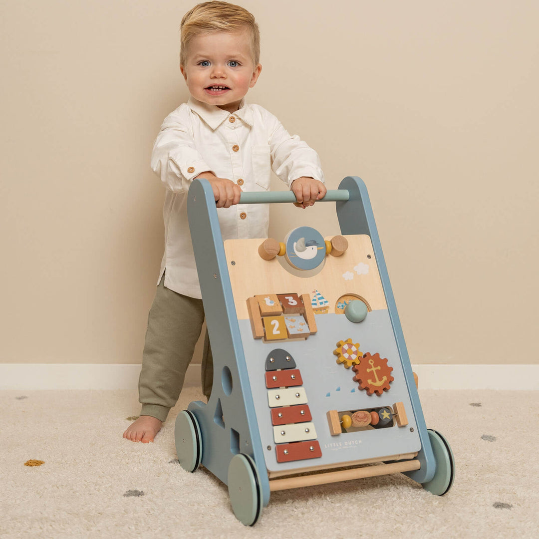 "Holz-Aktivitäts-Babywalker, unterstützt erste Schritte, bunte Spielstationen, robuste Bauweise, gummierte Räder, ideal ab 12