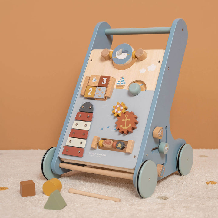 "Holz-Aktivitäts-Babywalker, unterstützt erste Schritte, bunte Spielstationen, robuste Bauweise, gummierte Räder, ideal ab 12