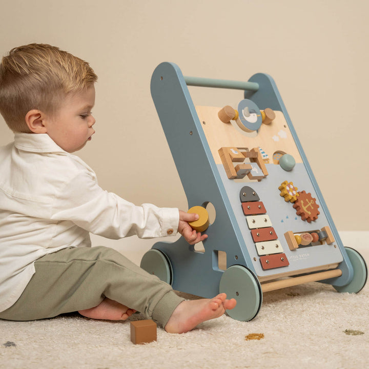 "Holz-Aktivitäts-Babywalker, unterstützt erste Schritte, bunte Spielstationen, robuste Bauweise, gummierte Räder, ideal ab 12