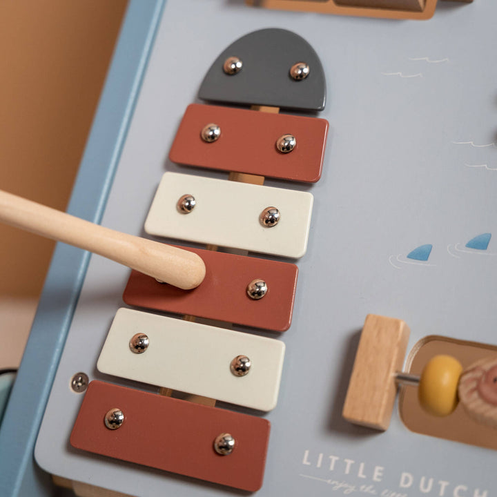 "Holz-Aktivitäts-Babywalker, unterstützt erste Schritte, bunte Spielstationen, robuste Bauweise, gummierte Räder, ideal ab 12