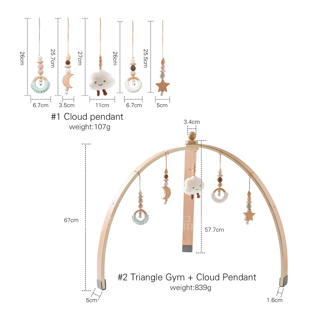 "Holz-Baby Aktivitätsbogen mit hängenden Holzspielzeugen, ideal zur Sinnesförderung und Motorikentwicklung von Babys."