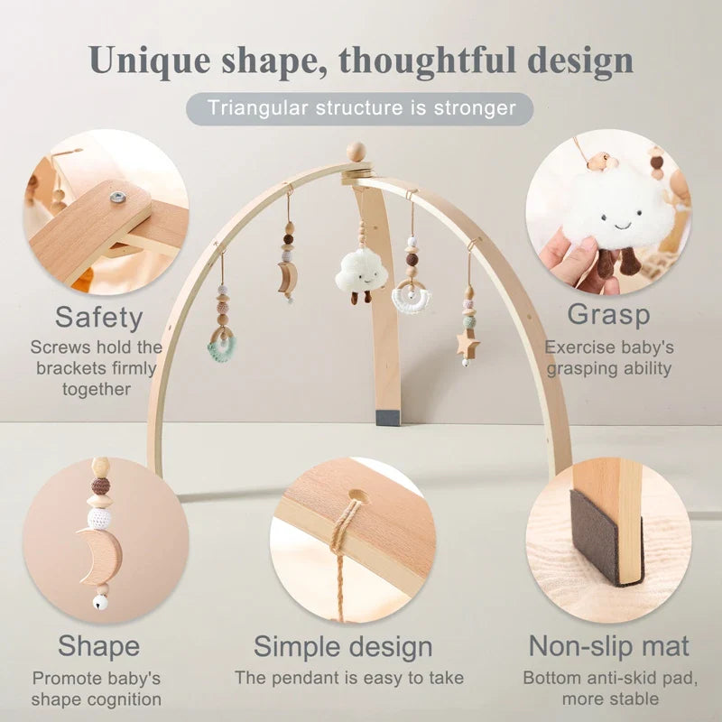 "Holz-Baby Aktivitätsbogen mit hängenden Holzspielzeugen, ideal zur Sinnesförderung und Motorikentwicklung von Babys."