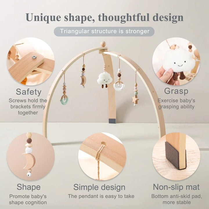 "Holz-Baby Aktivitätsbogen mit hängenden Holzspielzeugen, ideal zur Sinnesförderung und Motorikentwicklung von Babys."