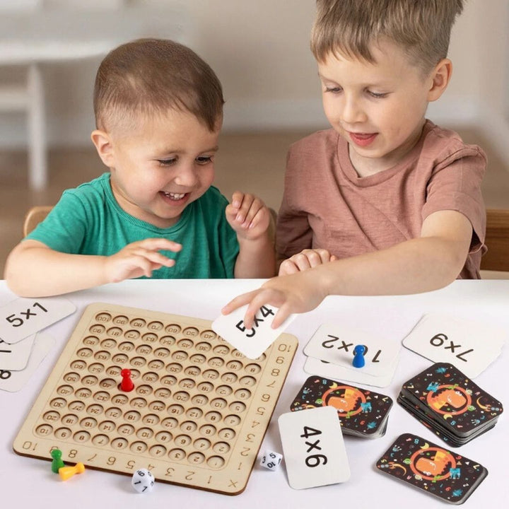 "Holz-Mathematikspiel für Kinder, fördert Zahlenverständnis, mit bunten Zahlenchips, Montessori inspiriert."