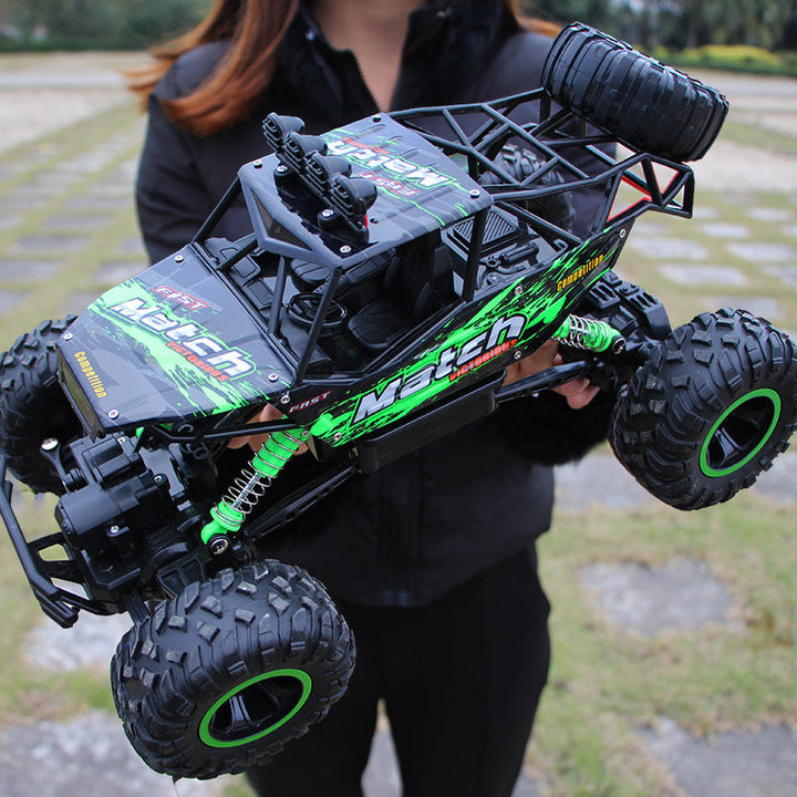 "Imposanter 4x4 RC-Monstertruck in Geländefahrt, robustes Design, geländegängig, ideal für Offroad-Abenteuer."