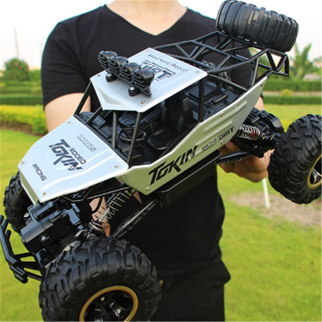 "Imposanter 4x4 RC-Monstertruck in Geländefahrt, robustes Design, geländegängig, ideal für Offroad-Abenteuer."