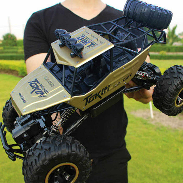 "Imposanter 4x4 RC-Monstertruck in Geländefahrt, robustes Design, geländegängig, ideal für Offroad-Abenteuer."