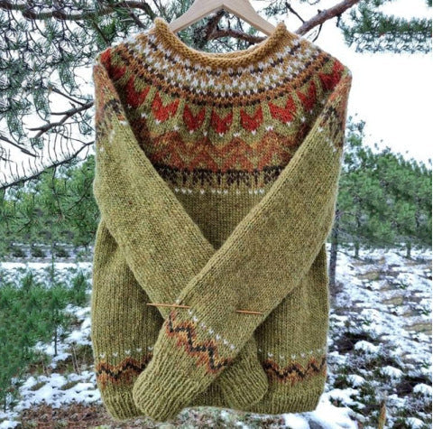 "Isländischer Vintage-Strickpullover, klassisch-modern, blaue und braune Muster, Vorderansicht, komfortabler Damenpullover"