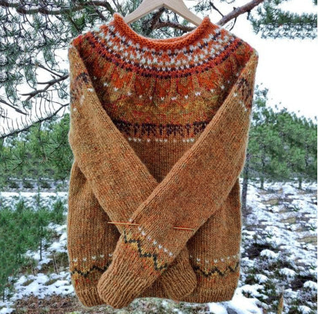 "Isländischer Vintage-Strickpullover, klassisch-modern, blaue und braune Muster, Vorderansicht, komfortabler Damenpullover"