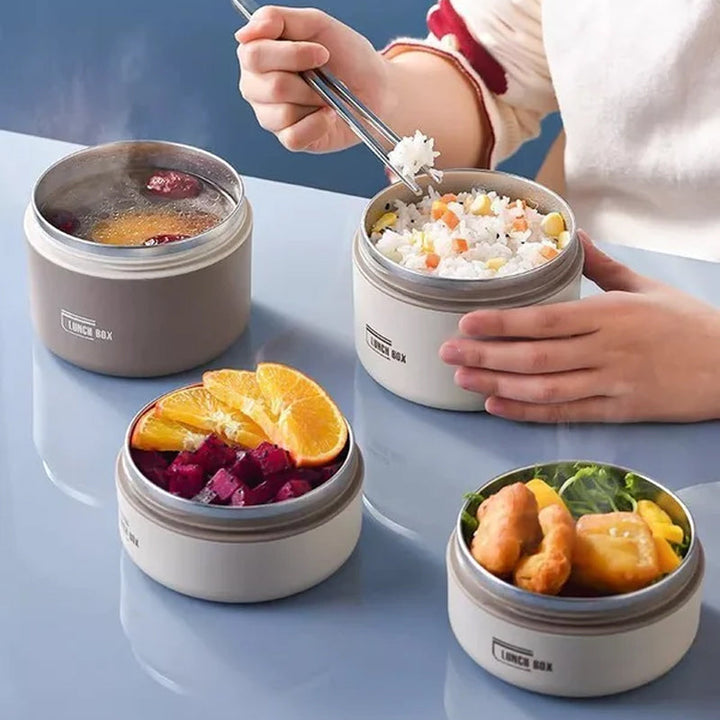"Isolierte mehrschichtige Lunchbox aus Edelstahl, rund gestapelt und vorne abgebildet, ideal für warme Speisen unterwegs."