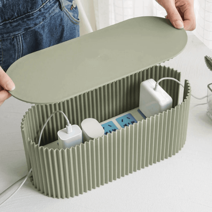 "Kabelaufbewahrungsbox, stilvoll und funktional, verborgenes Kabelmanagement, erhältlich in Braun, Grün, Weiß."