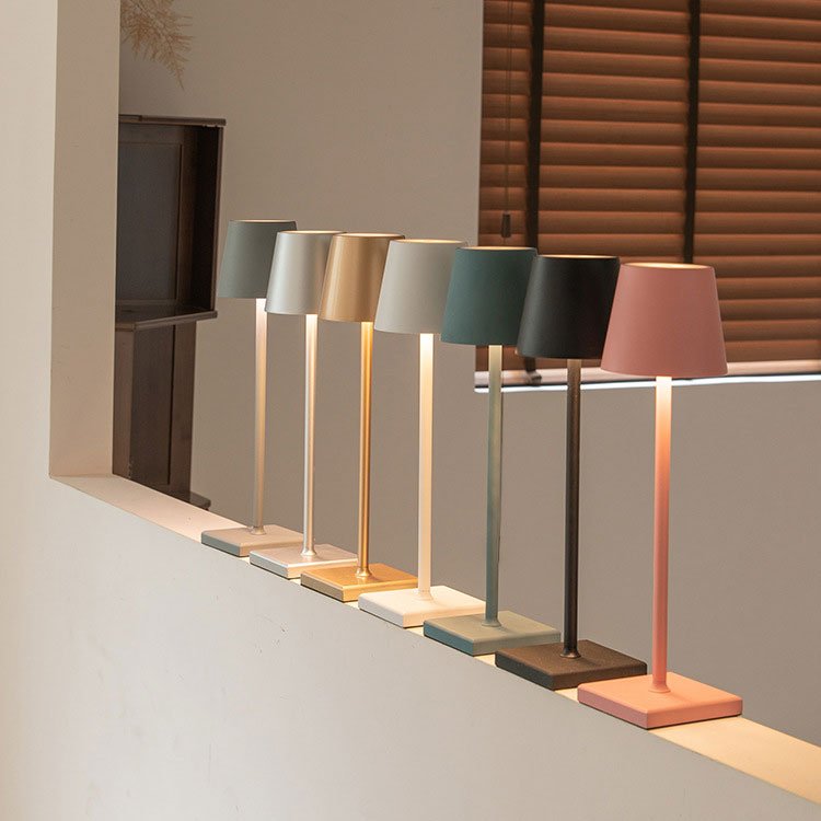 Kabellose LED-Tischlampe, minimalistisches Design, weiß, mit Touch-Steuerung, ideal für gemütliche Wohnräume.