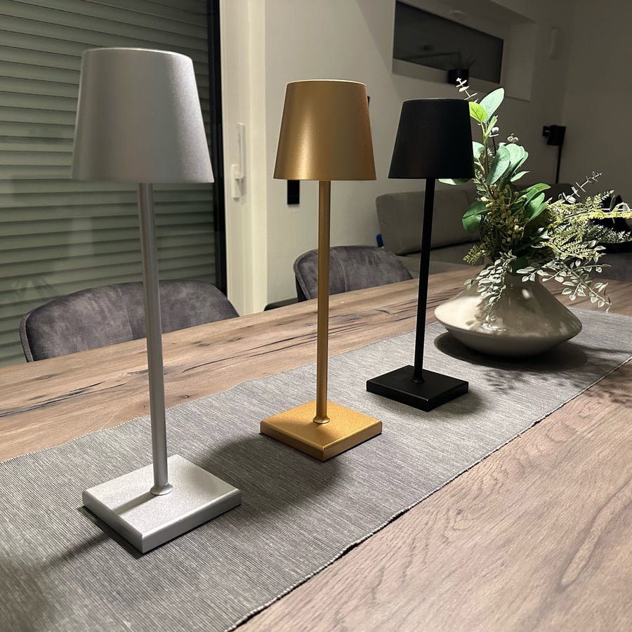 Kabellose LED-Tischlampe, minimalistisches Design, weiß, mit Touch-Steuerung, ideal für gemütliche Wohnräume.