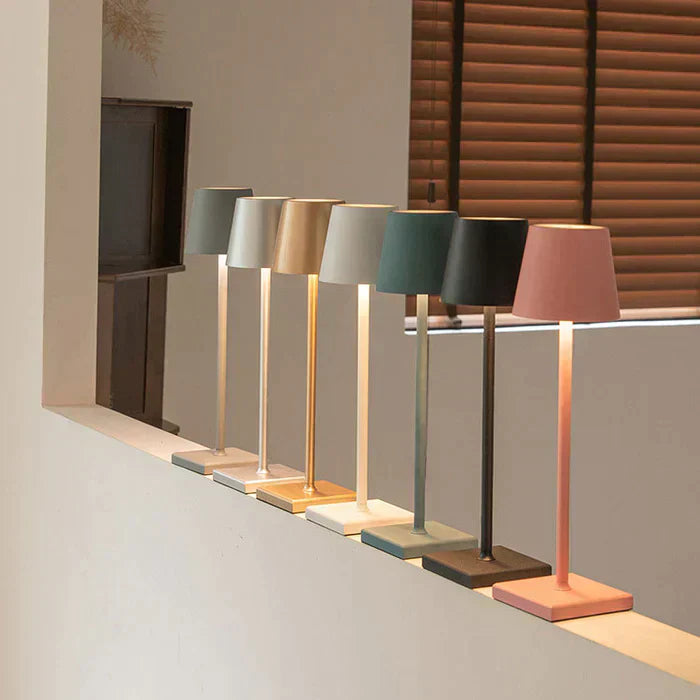 "Kabellose Tischlampe mit modernem, stilvollem Design aus Aluminium, warmes LED-Licht, ideal für elegante Wohnräume."
