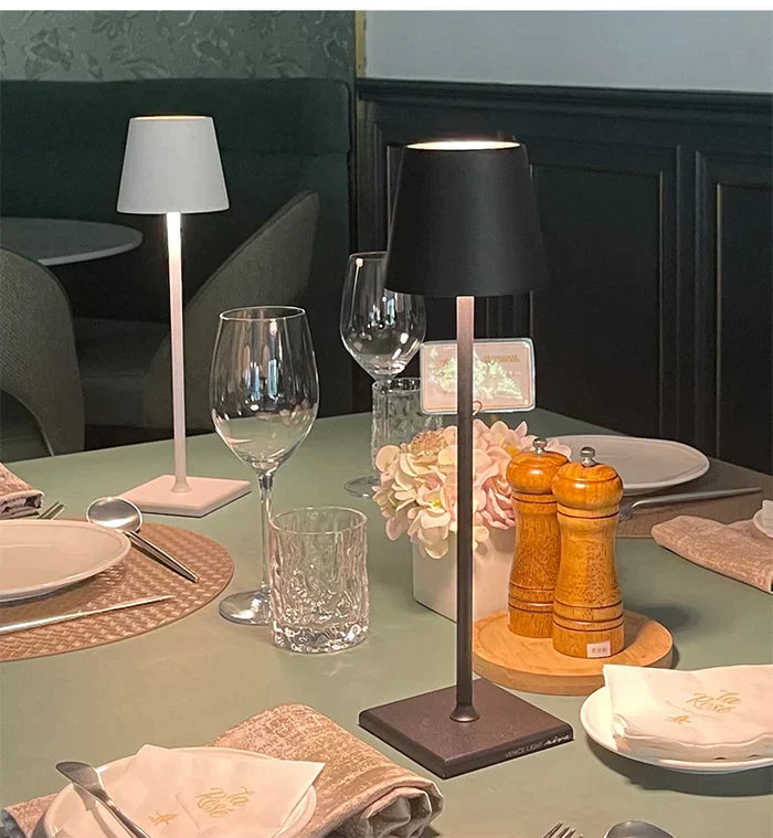 "Kabellose Tischlampe mit modernem, stilvollem Design aus Aluminium, warmes LED-Licht, ideal für elegante Wohnräume."