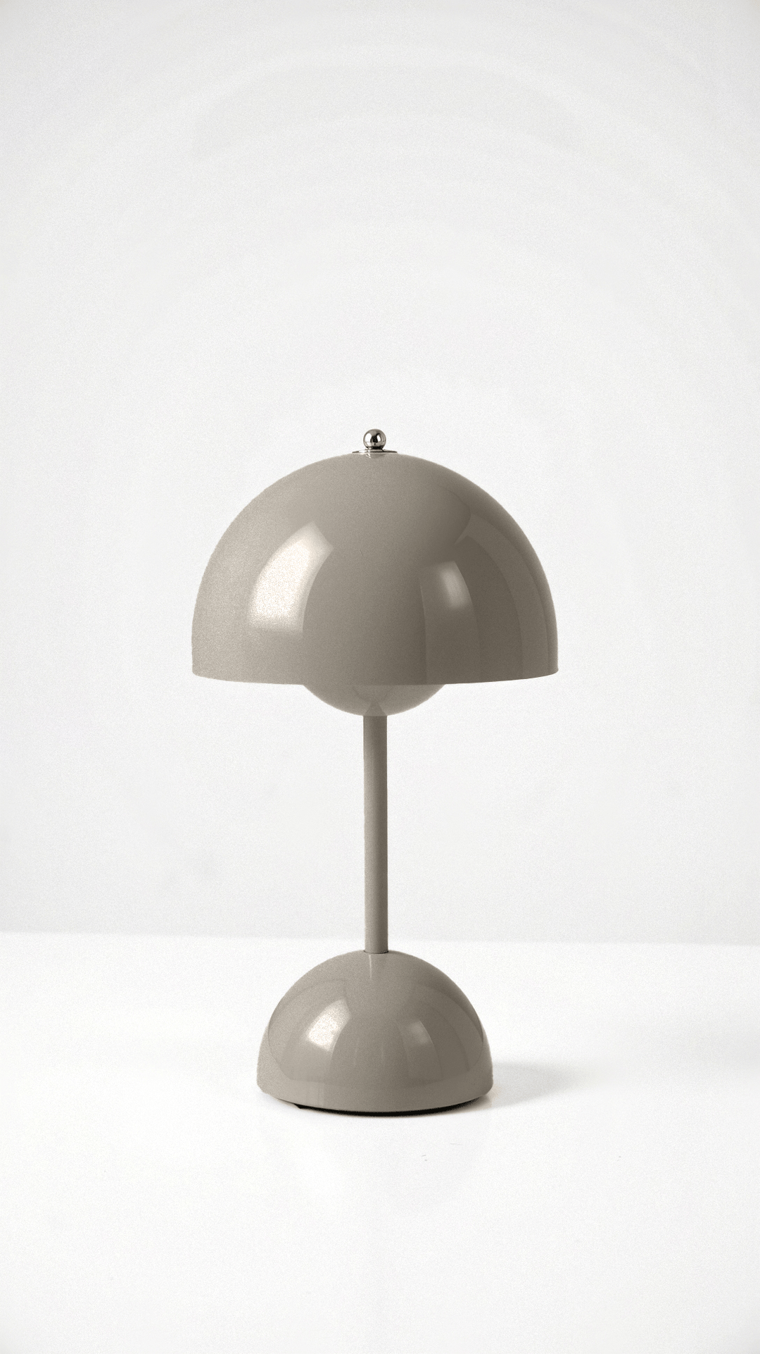 "Kabellose Veluce Tischlampe in verschiedenen Farben, modernes Design, schafft gemütliches, warmes Lichtambiente."