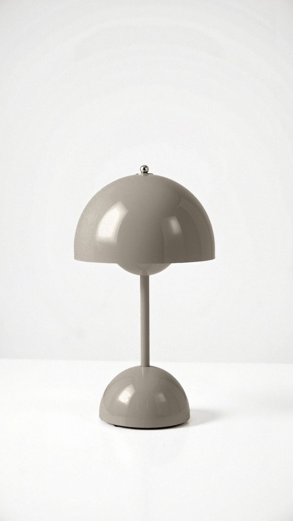 "Kabellose Veluce Tischlampe in verschiedenen Farben, modernes Design, schafft gemütliches, warmes Lichtambiente."