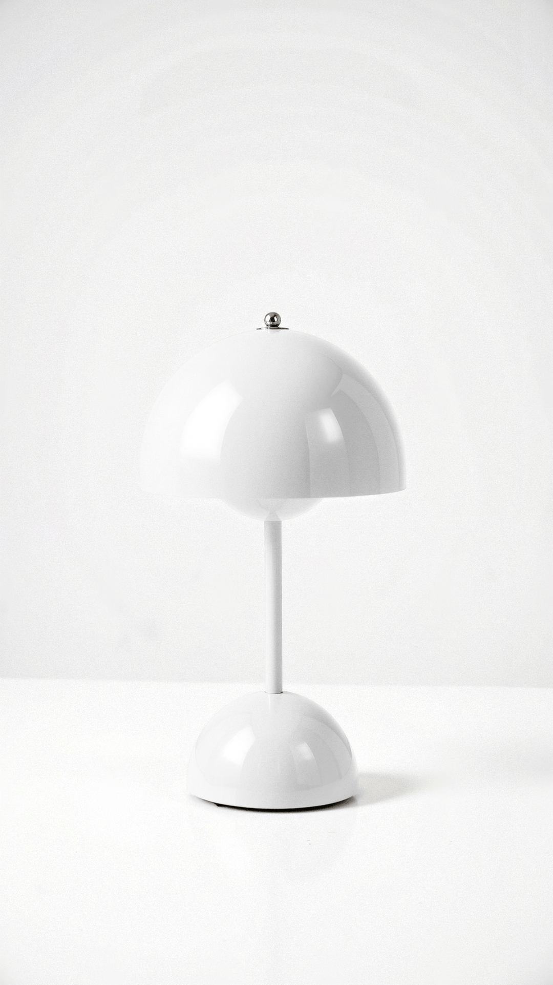 "Kabellose Veluce Tischlampe in verschiedenen Farben, modernes Design, schafft gemütliches, warmes Lichtambiente."