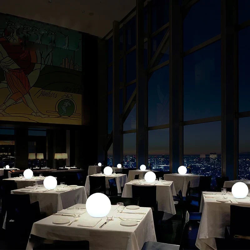 Kabellose, wasserfeste LED-Kugelleuchte mit 16 Farbvarianten für stilvolle Innen- und Außenbeleuchtung.