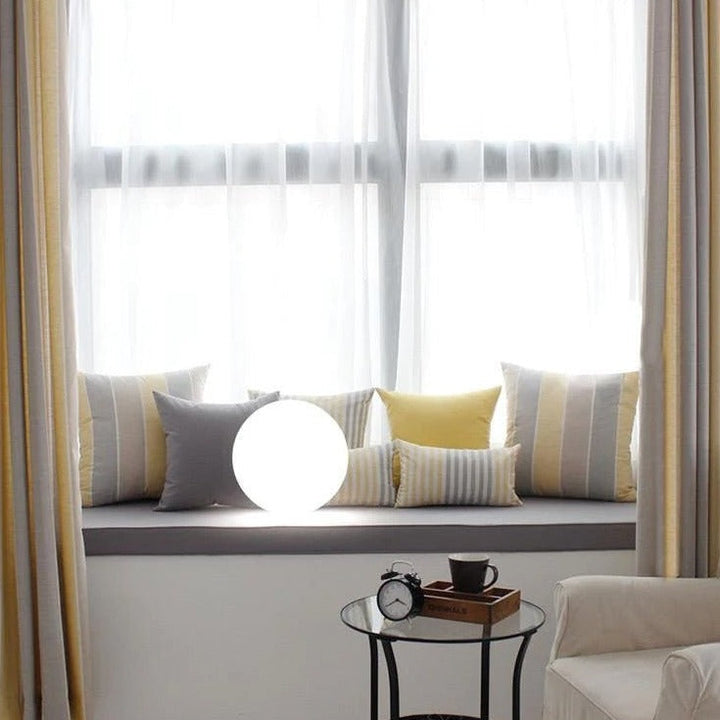 Kabellose, wasserfeste LED-Kugelleuchte mit 16 Farbvarianten für stilvolle Innen- und Außenbeleuchtung.