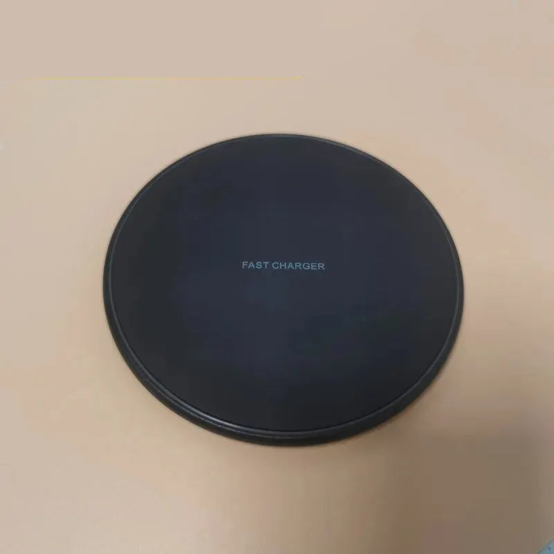 "Kabelloses 30W Induktions-Ladegerät in Schwarz-Weiß, schlankes Design, kompatibel mit iPhone & Android für schnelles Laden."