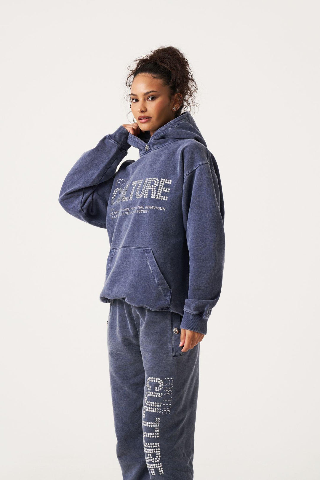 "Kapuzenpullover für Herren, lässig und bequem, ideal für jede Saison, mit klassischem Design und weichem Material."
