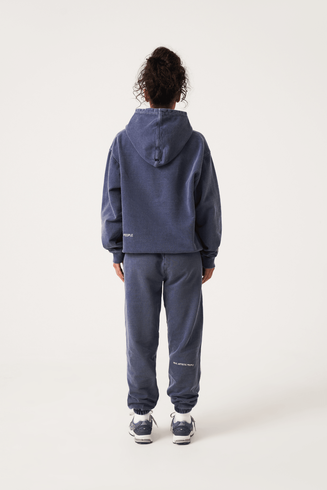 "Kapuzenpullover für Herren, lässig und bequem, ideal für jede Saison, mit klassischem Design und weichem Material."