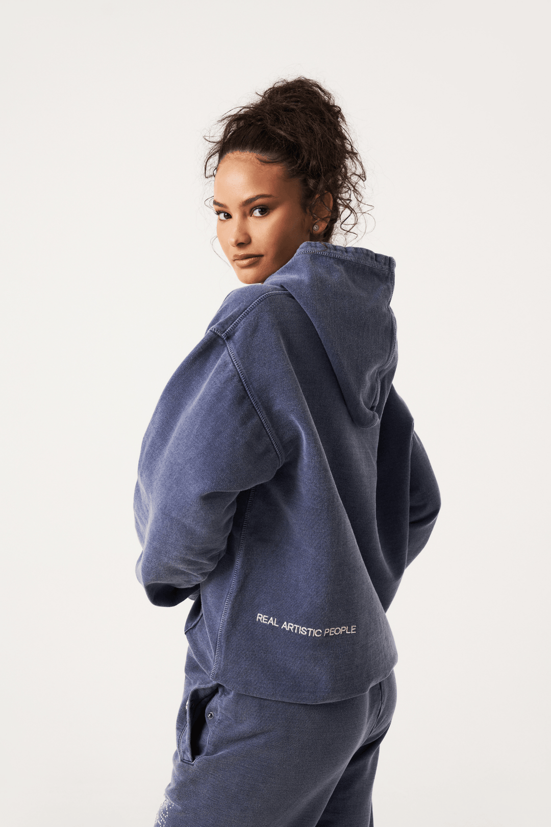 "Kapuzenpullover für Herren, lässig und bequem, ideal für jede Saison, mit klassischem Design und weichem Material."