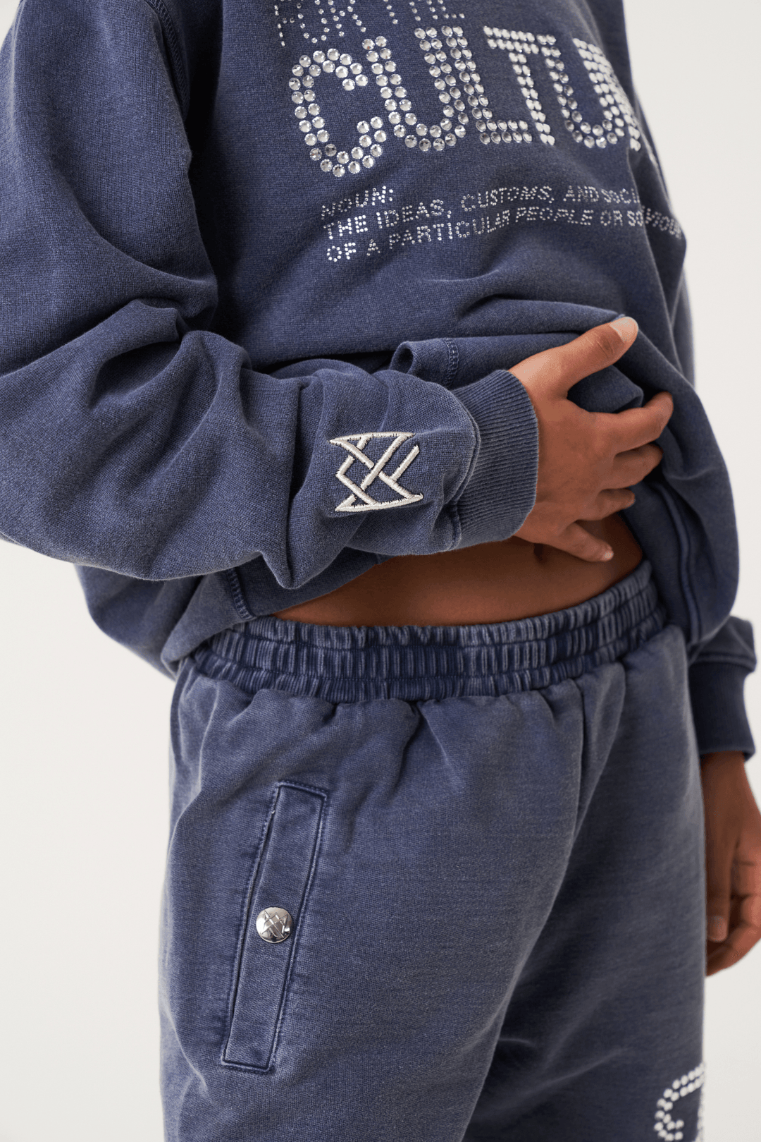 "Kapuzenpullover für Herren, lässig und bequem, ideal für jede Saison, mit klassischem Design und weichem Material."