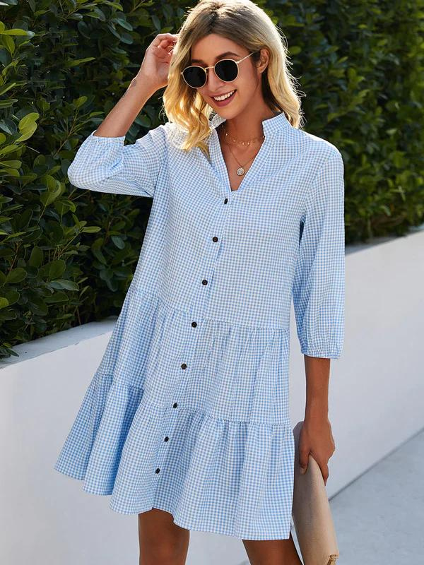 "Kariertes Damen-Sommerkleid in Hellblau mit modernem, kragenlosem Design, ideal für stilvolle, warme Tage."