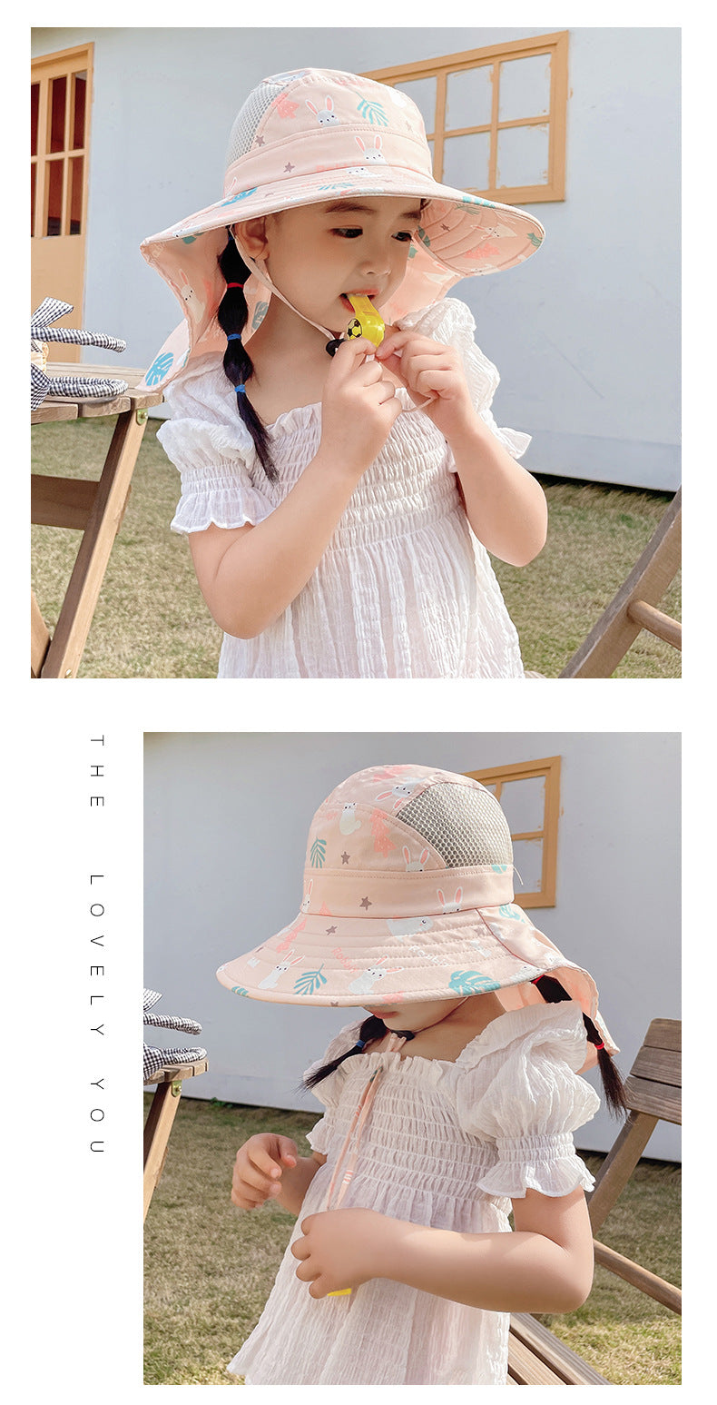 "Kinder Sonnenhut mit UPF 50+, breite Krempe & verstellbaren Kinnbändern für optimalen Schutz & Komfort."