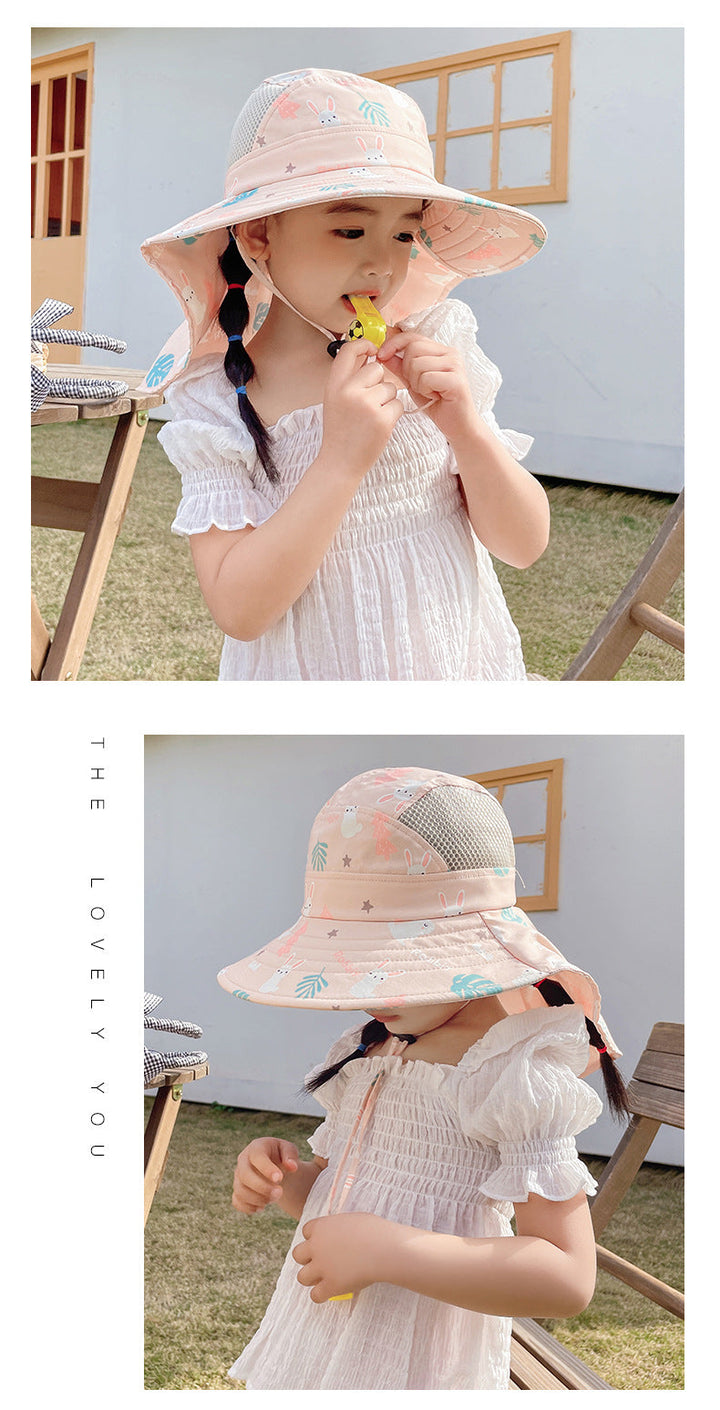 "Kinder Sonnenhut mit UPF 50+, breite Krempe & verstellbaren Kinnbändern für optimalen Schutz & Komfort."