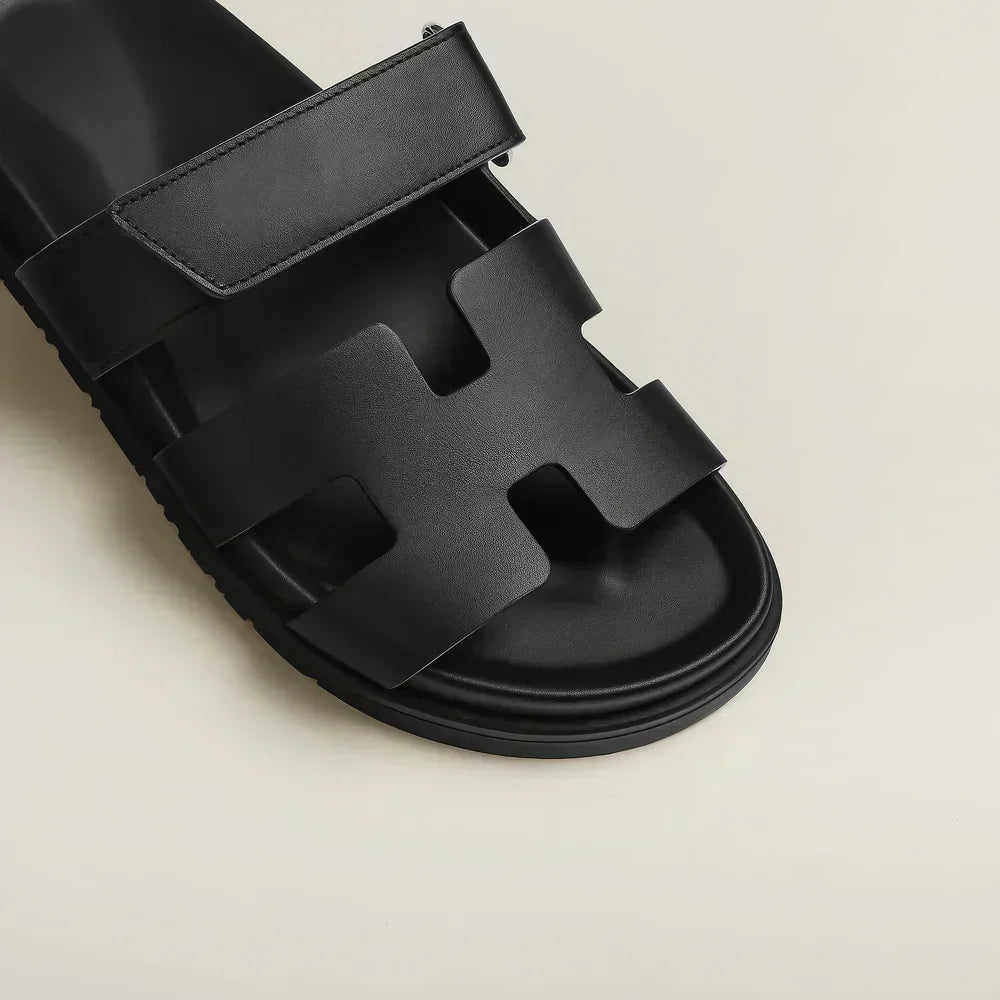 "Klara Chypre Sandalen, eleganter Sommerschuh mit verstellbaren Riemen, gepolsterter Sohle und rutschfestem Design."