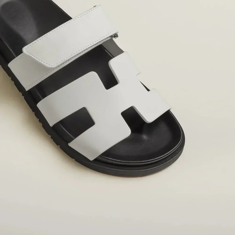 "Klara Chypre Sandalen, eleganter Sommerschuh mit verstellbaren Riemen, gepolsterter Sohle und rutschfestem Design."