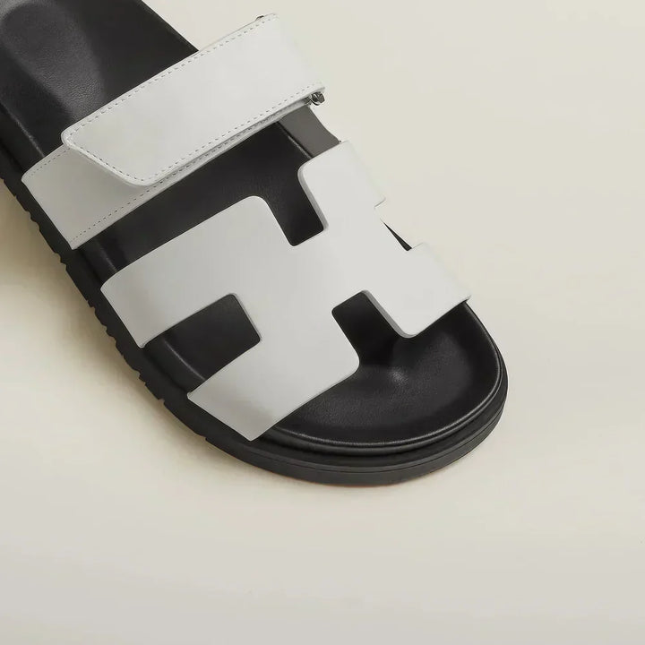 "Klara Chypre Sandalen, eleganter Sommerschuh mit verstellbaren Riemen, gepolsterter Sohle und rutschfestem Design."