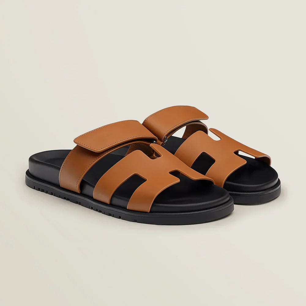 "Klara Chypre Sandalen, eleganter Sommerschuh mit verstellbaren Riemen, gepolsterter Sohle und rutschfestem Design."