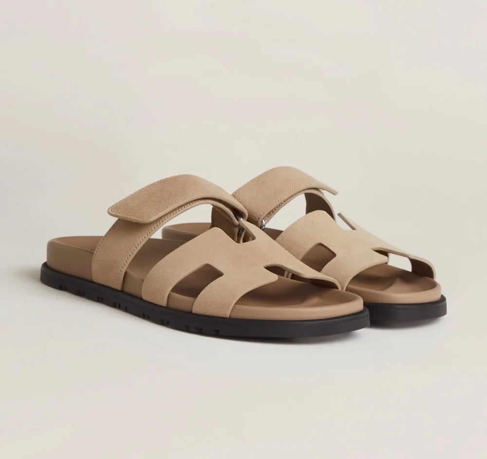 "Klara Chypre Sandalen, eleganter Sommerschuh mit verstellbaren Riemen, gepolsterter Sohle und rutschfestem Design."